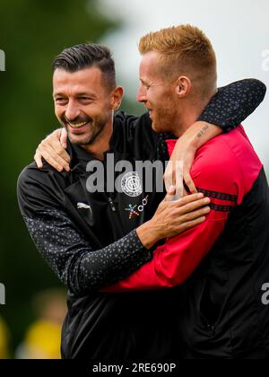 Delden, Niederlande. 25. Juli 2023. DELDEN, NIEDERLANDE - JULI 25: Konstantinos Giannoulis vom FC OFI Crete interagiert mit dem ehemaligen FC OFI Kreta Spieler Mike van Duinen von Excelsior Rotterdam während des Vorsaison Freundschaftsspiels zwischen NAC Breda und dem FC OFI Kreta im Sportpark De Mors am 25. Juli 2023 in Delden, Niederlande (Foto von Rene Nijhuis/Orange Pictures) Guthaben: Orange Pics BV/Alamy Live News Stockfoto