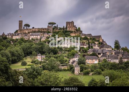 Vue générale de la cité médiévale sous un ciel nuageux Stockfoto