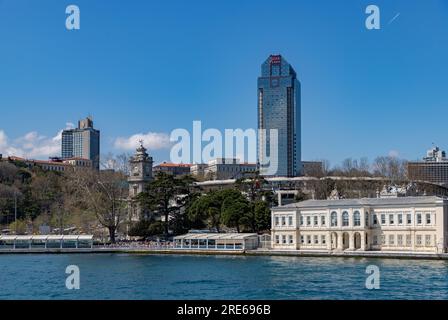 Ein Bild des Treasury Gate Building und des Uhrenturms des Dolmabahce Palace sowie des Ritz-Carlton, Istanbul. Stockfoto