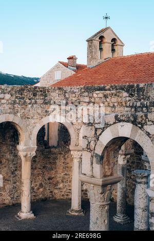 Ruinen des Johannisklosters in der Stadt Rab in Kroatien. Stockfoto