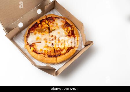 Pizza in einer Pappschachtel isoliert auf weißem Hintergrund. Draufsicht. Stockfoto
