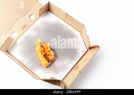 Übrig gebliebene Maispizza in einer offenen Pizzakarton isoliert auf weißem Hintergrund. Stockfoto