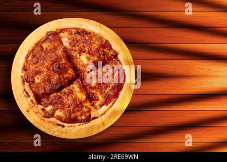 Margherita Pizza auf Holztisch Hintergrund. Draufsicht Stockfoto