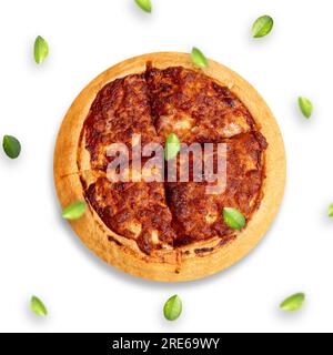 Margherita Pizza isoliert auf weißem Hintergrund. Pizzalieferung. Flieg mit zitronengrünem Blatt. Draufsicht Stockfoto