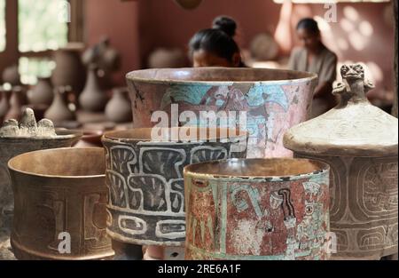 Präkolumbianische Kunst - Keramikvasen aus den archäologischen Ausgrabungen der berühmten präkolumbianischen Stadt Teotihuacan in Mexiko. Stockfoto