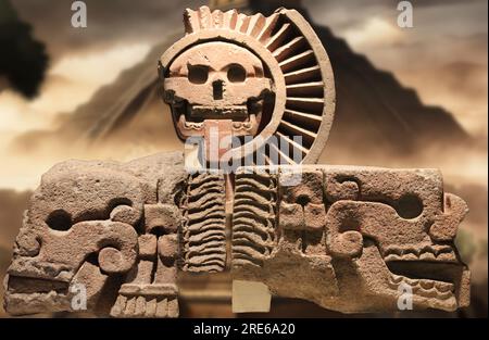 Statue von Steinschädeln in der berühmten und geheimnisvollen präkolumbianischen Stadt Teotihuacan in Mexiko. Stockfoto