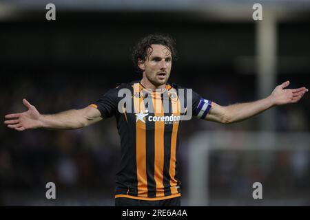 Scunthorpe, Großbritannien. 25. Juli 2023. Lewis Coyle #2 of Hull City reagiert während des Vorsaison-Freundschaftsspiels Scunthorpe United vs Hull City in Glanford Park, Scunthorpe, Großbritannien, 25. Juli 2023 (Foto von James Heaton/News Images) in Scunthorpe, Großbritannien, am 7./25. Juli 2023. (Foto: James Heaton/News Images/Sipa USA) Guthaben: SIPA USA/Alamy Live News Stockfoto