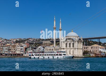 Ein Bild der Ortakoy-Moschee und eine Fähre davor. Stockfoto