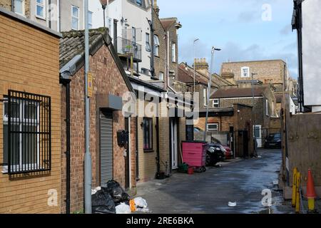 Müllgasse hinter Häusern in Ilford, East London Stockfoto