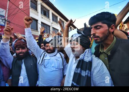 25. Juli 2023, Srinagar, Jammu und Kaschmir, Indien: Mitglieder der Gemeinden Gujjjars und Bakerwals rufen während eines Protests in Srinagar, der Sommerhauptstadt von Indisch-Kaschmir, am 25. Juli 2023 Slogans, die Plakate halten. Mitglieder der Gujjars- und Bakerwals-Gemeinschaften protestierten gegen die Aufnahme der oberen Kaste Paharis in die Liste des Stamms der Liste. Sie haben gedroht, mit ihrem Vieh auf die Straße zu gehen, wenn die indische Regierung diese vor dem Parlament vorgelegten Gesetzesvorlagen nicht zurückzieht. (Kreditbild: © Mubashir Hassan/Pacific Press via ZUMA Press Wire) NUR REDAKTIONELLE VERWENDUNG Stockfoto