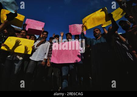 25. Juli 2023, Srinagar, Jammu und Kaschmir, Indien: Mitglieder der Gemeinden Gujjjars und Bakerwals rufen während eines Protests in Srinagar, der Sommerhauptstadt von Indisch-Kaschmir, am 25. Juli 2023 Slogans, die Plakate halten. Mitglieder der Gujjars- und Bakerwals-Gemeinschaften protestierten gegen die Aufnahme der oberen Kaste Paharis in die Liste des Stamms der Liste. Sie haben gedroht, mit ihrem Vieh auf die Straße zu gehen, wenn die indische Regierung diese vor dem Parlament vorgelegten Gesetzesvorlagen nicht zurückzieht. (Kreditbild: © Mubashir Hassan/Pacific Press via ZUMA Press Wire) NUR REDAKTIONELLE VERWENDUNG Stockfoto