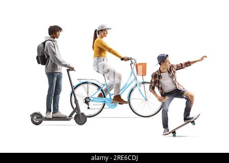 Gen z Personen, die einen elektrischen Roller, ein Fahrrad und ein Skateboard fahren, isoliert auf weißem Hintergrund Stockfoto