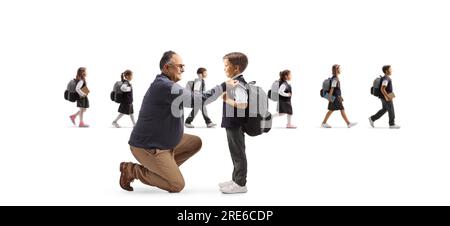 Grnadfather hilft einem Jungen, sich auf die Schule vorzubereiten, und anderen Kindern, die isoliert auf weißem Hintergrund durch den Rücken laufen Stockfoto