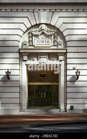 Der Eingang zum Jackson Tower (ehemals Oregon Journal Building, fertiggestellt 1912) und der schräge Backsteingebäude in gedämpftem Licht. Downtown Portland, OR, USA. Stockfoto