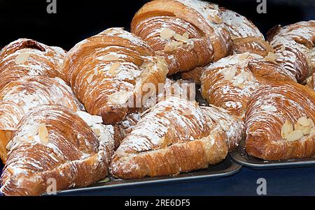 Mandelcroissants zum Verkauf an einem Marktstand Stockfoto