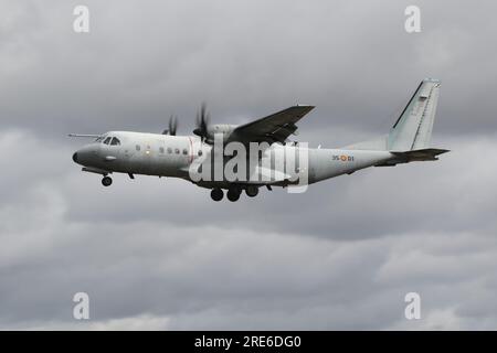 T,21-01/35-01, ein TRANSPORTFLUGZEUG DER CASA C-295M, das von der Spanish Air and Space Force betrieben wird und in RAF Fairford in Gloucestershire, England ankommt, um die Teilnahme des aerobatischen Demonstrationsteams Patrulla Aguila an der Royal International Air Tattoo 2023 (RIAT 2023) zu unterstützen. Stockfoto