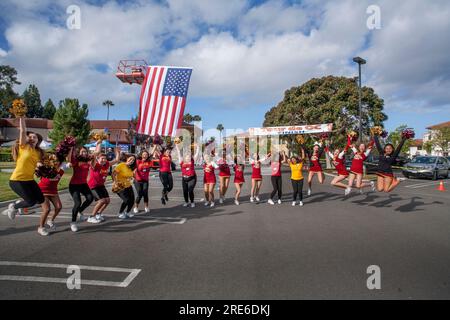 Costa Mesa. 21. Mai 2016. Eine amerikanische Flagge weht im Wind, während lokale High School Cheerleader Fahrradfahrer grüßen, die die Startlinie eines 55 km langen Spendenrennen in Costa Mesa, Kalifornien, verlassen. (Kreditbild: © Spencer Grant/ZUMA Press Wire) NUR REDAKTIONELLE VERWENDUNG! Nicht für den kommerziellen GEBRAUCH! Stockfoto