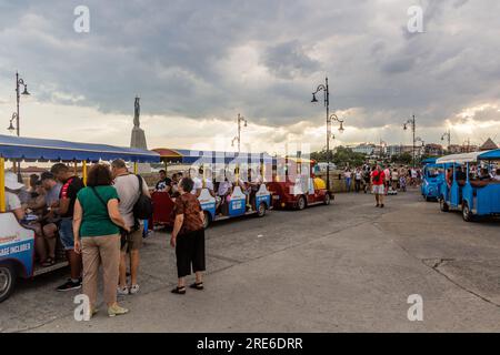 NESEBAR, BULGARIEN - 24. JULI 2019: Touristen, die einen Spielzeugzug in Nesebar, Bulgarien, fahren Stockfoto