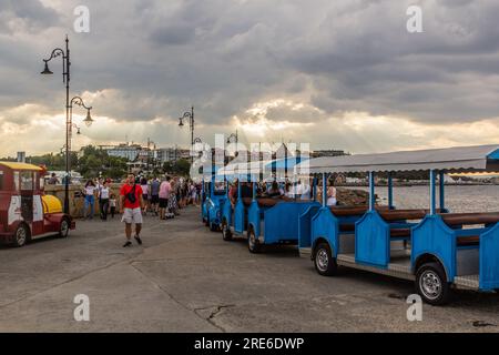 NESEBAR, BULGARIEN - 24. JULI 2019: Touristen, die einen Spielzeugzug in Nesebar, Bulgarien, fahren Stockfoto