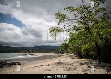 Allgemeiner Blick auf Black Johnson Beach in Sierra Leone. Die Einheimischen sind seit 2021 in einen Streit mit der Regierung eingesperrt, wegen der Pläne, den Strand in einen industriellen Fischereihafen zu verwandeln, mit 55 Millionen Dollar, die von den Chinesen bereitgestellt werden. Stockfoto