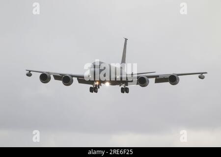 N572MA, ein von Metrea Strategic Mobility betriebenes Luftfahrzeug der Boeing KC-135R Stratoanker, das auf der RAF Fairford in Gloucestershire (England) ankommt und an der Royal International Air Tattoo 2023 (RIAT 2023) teilnimmt. Das Flugzeug war zuvor mit der Republic of Singapore Air Force als 752 und davor mit der United States Air Force als 59-1454 geflogen. Stockfoto