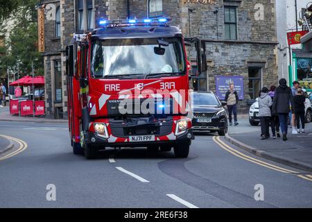 Bowness on Windermere, Cumbria, Vereinigtes Königreich 25. Juli 2023 Cubrian Fire and Rescue Volvo Appliance travel on Blue Light in Bowness on Windermere Stockfoto