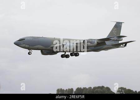 N572MA, ein von Metrea Strategic Mobility betriebenes Luftfahrzeug der Boeing KC-135R Stratoanker, das auf der RAF Fairford in Gloucestershire (England) ankommt und an der Royal International Air Tattoo 2023 (RIAT 2023) teilnimmt. Das Flugzeug war zuvor mit der Republic of Singapore Air Force als 752 und davor mit der United States Air Force als 59-1454 geflogen. Stockfoto