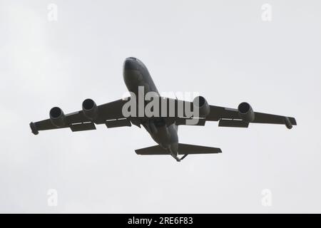 N572MA, ein von Metrea Strategic Mobility betriebenes Luftfahrzeug der Boeing KC-135R Stratoanker, das auf der RAF Fairford in Gloucestershire (England) ankommt und an der Royal International Air Tattoo 2023 (RIAT 2023) teilnimmt. Das Flugzeug war zuvor mit der Republic of Singapore Air Force als 752 und davor mit der United States Air Force als 59-1454 geflogen. Stockfoto