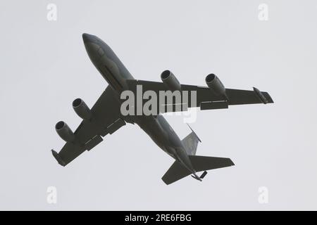 N572MA, ein von Metrea Strategic Mobility betriebenes Luftfahrzeug der Boeing KC-135R Stratoanker, das auf der RAF Fairford in Gloucestershire (England) ankommt und an der Royal International Air Tattoo 2023 (RIAT 2023) teilnimmt. Das Flugzeug war zuvor mit der Republic of Singapore Air Force als 752 und davor mit der United States Air Force als 59-1454 geflogen. Stockfoto