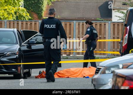 Toronto, Kanada, 25. Juli 2023. Die Polizei von Toronto untersucht eine tödliche Schießerei bei Tageslicht auf einem Parkplatz im Downtown East End der Stadt Die Polizei sagt, der Mord scheint das Ziel zu sein. Colin N. Perkel/Alamy Live News Stockfoto