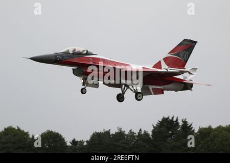 E-191, ein General Dynamics F-16AM Fighting Falcon, der von der Royal Danish Air Force (RDAF) betrieben wird, trifft bei der RAF Fairford in Gloucestershire ein, England, um an der Royal International Air Tattoo 2023 (RIAT 2023) teilzunehmen. Das Flugzeug trägt das spektakuläre „Dannebrog 800“-Programm zur Erinnerung an den 800. Jahrestag der dänischen Nationalflagge, die als die weltweit älteste durchgängig verwendete Nationalflagge gilt. Stockfoto