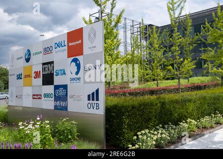 Prag, CZ -13. Juli 2023: Logo auf Schildern in der Nähe des Eingangs zum Geschäftszentrum in Prag. Hauptquartier. Concept Corporation. EDITORIAL Stockfoto