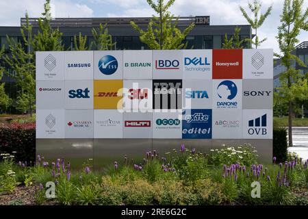 Prag, CZ -13. Juli 2023: Logo auf Schildern in der Nähe des Eingangs zum Geschäftszentrum in Prag. Hauptquartier. Concept Corporation. EDITORIAL Stockfoto