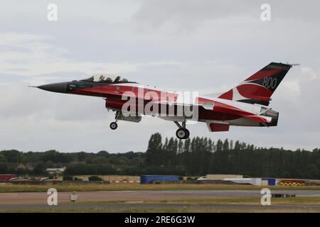 E-191, ein General Dynamics F-16AM Fighting Falcon, der von der Royal Danish Air Force (RDAF) betrieben wird, trifft bei der RAF Fairford in Gloucestershire ein, England, um an der Royal International Air Tattoo 2023 (RIAT 2023) teilzunehmen. Das Flugzeug trägt das spektakuläre „Dannebrog 800“-Programm zur Erinnerung an den 800. Jahrestag der dänischen Nationalflagge, die als die weltweit älteste durchgängig verwendete Nationalflagge gilt. Stockfoto