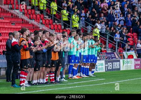 Doncaster, Großbritannien. 25. Juli 2023. Minutenapplaus für Trevor Francis und Chris Bart-Williams vor dem Doncaster Rovers FC gegen Sheffield Wednesday FC Saisonvorspiel im Eco-Power Stadium, Doncaster, Großbritannien, am 25. Juli 2023 Credit: Every second Media/Alamy Live News Stockfoto