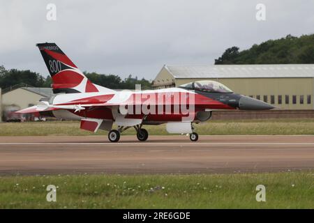 E-191, ein General Dynamics F-16AM Fighting Falcon, der von der Royal Danish Air Force (RDAF) betrieben wird, trifft bei der RAF Fairford in Gloucestershire ein, England, um an der Royal International Air Tattoo 2023 (RIAT 2023) teilzunehmen. Das Flugzeug trägt das spektakuläre „Dannebrog 800“-Programm zur Erinnerung an den 800. Jahrestag der dänischen Nationalflagge, die als die weltweit älteste durchgängig verwendete Nationalflagge gilt. Stockfoto