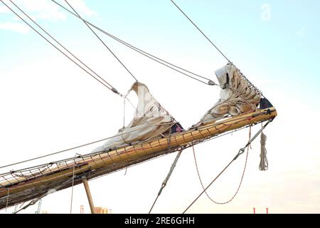 Detail eines klassischen Segeltreibers, ein Bugsprit mit zwei Vordersegeln, Halbhöfen und Aufschlägen und angrenzender Segelausrüstung. Stockfoto