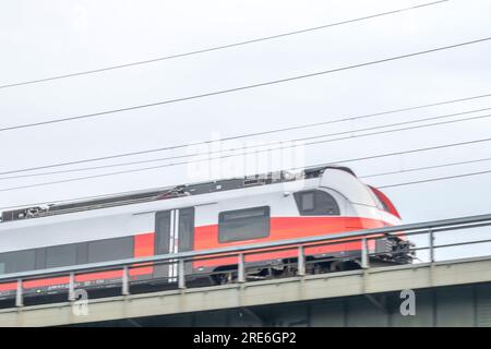 Wien, Osterreich - 24. Juli 2023. Über die Donau: Eine spektakuläre Zugfahrt Stockfoto