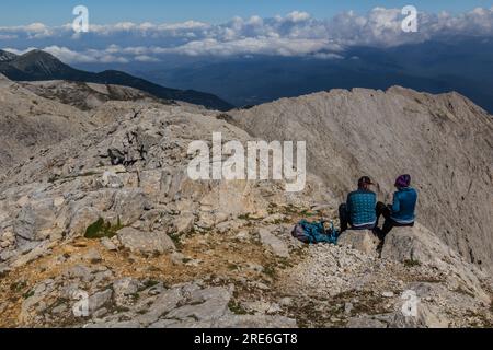 PIRIN, BULGARIEN - 4. AUGUST 2019: Wanderer am Kamm des Koncheto im Pirin-Gebirge, Bulgarien Stockfoto