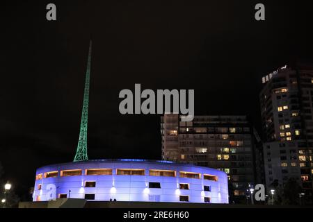 764-nächtlicher Blick auf die Konzerthalle und den hohen Turm im Kunstbezirk Southbank. Melbourne-Australien. Stockfoto