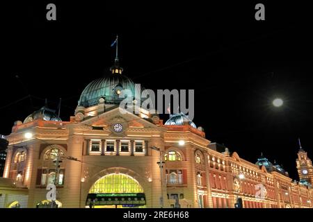 768 Flinders Street Station im edwardianischen Stil, eröffnet im Jahr 1854 v. Chr. und die älteste im Land. Melbourne-Australien. Stockfoto