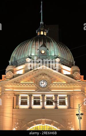 769 kupferverkleidete Kuppel der Flinders Street Station im edwardianischen Stil, eröffnet 1854 n. Chr., älteste im Land. Melbourne-Australien. Stockfoto