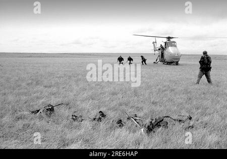 Königliche Marine-Kommandos von HMS Endurance, die Hubschraubertaktik auf den Falklandinseln 1972 praktizieren Stockfoto