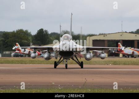 E-615, ein General Dynamics F-16BM Fighting Falcon, der von der Royal Danish Air Force (RDAF) betrieben wird, trifft bei der RAF Fairford in Gloucestershire ein, England, um an der Royal International Air Tattoo 2023 (RIAT 2023) teilzunehmen. Stockfoto