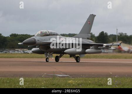 E-615, ein General Dynamics F-16BM Fighting Falcon, der von der Royal Danish Air Force (RDAF) betrieben wird, trifft bei der RAF Fairford in Gloucestershire ein, England, um an der Royal International Air Tattoo 2023 (RIAT 2023) teilzunehmen. Stockfoto