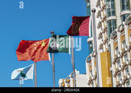 Macau, China. 25. Juli 2023. Vor dem Hotel Grand Lisboa sind Flaggen von China und Macao SAR zu sehen. Das tägliche Leben in der Sonderverwaltungsregion Macau, China. (Foto: Michael Ho Wai Lee/SOPA Images/Sipa USA) Guthaben: SIPA USA/Alamy Live News Stockfoto