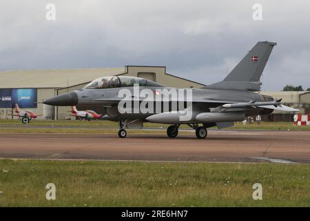 E-615, ein General Dynamics F-16BM Fighting Falcon, der von der Royal Danish Air Force (RDAF) betrieben wird, trifft bei der RAF Fairford in Gloucestershire ein, England, um an der Royal International Air Tattoo 2023 (RIAT 2023) teilzunehmen. Stockfoto