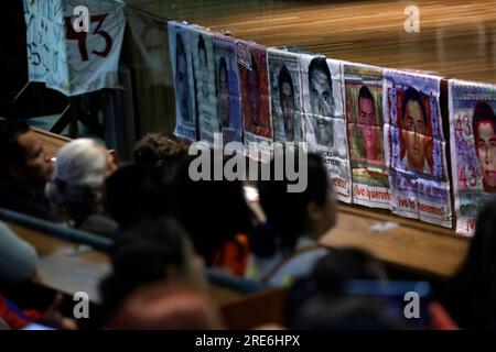 Mexiko-Stadt, Mexiko. 25. Juli 2023. 25. Juli 2023, Mexiko-Stadt, Mexiko: Mütter und Verwandte der 43 Studenten der Normal de Ayotzinapa im VI. Bericht des Iguala-Falles, am Tlatelolco University Cultural Center in Mexiko-Stadt in Mexiko-Stadt. Am 25. Juli 2023 in Mexico City, Mexiko (Foto: Luis Barron/Eyepix Group/Sipa USA). Kredit: SIPA USA/Alamy Live News Stockfoto