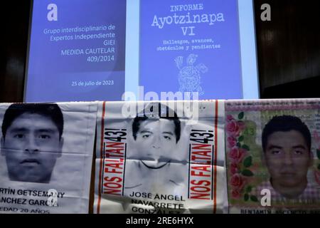 Mexiko-Stadt, Mexiko. 25. Juli 2023. Mütter und Angehörige der 43 Studenten der Normal de Ayotzinapa im VI. Bericht des Falles Iguala am Tlatelolco University Cultural Center in Mexico City in Mexico City. Am 25. Juli 2023 in Mexiko-Stadt, Mexiko (Kreditbild: © Luis Barron/Eyepix via ZUMA Press Wire) NUR REDAKTIONELLER GEBRAUCH! Nicht für den kommerziellen GEBRAUCH! Stockfoto