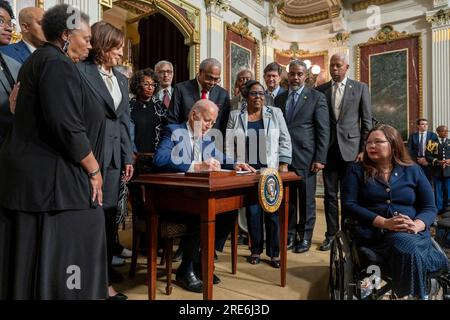 Washington, Vereinigte Staaten Von Amerika. 25. Juli 2023. Washington, Vereinigte Staaten von Amerika. 25. Juli 2023. US-Präsident Joe Biden unterzeichnet eine Proklamation zur Errichtung des Emmett Till and Mamie Till-Mobley National Monument während einer Veranstaltung im indischen Vertragsraum des Weißen Hauses am 25. Juli 2023 in Washington, DC Emmett Till, War ein 14-jähriges schwarzes Kind, das 1955 von einer weißen Mafia in Mississippi gelyncht wurde. Kredit: Adam Schultz/White House Photo/Alamy Live News Stockfoto